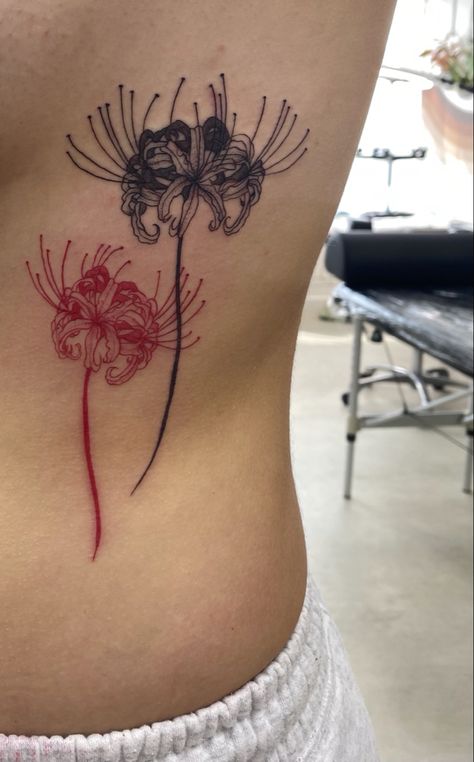 Spider Lily Tattoo Ribs, Red Spider Lily Tattoo Thigh, Spider Lily Rib Tattoo, Red And Blue Spider Lily Tattoo, Spider Lilly Tatoos Black, Spider Lilly Tatoos Tokyo Ghoul, Red Spider Lily Tattoo Black, Red Spider Lilly Flower Tattoo, Red Spider Lily Meaning