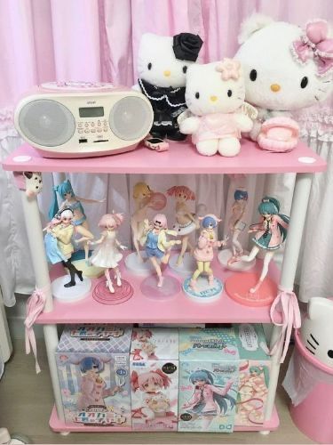 Simple Dorm Room Ideas, Shelves Inspiration, Simple Dorm Room, Sanrio Bedroom, Dorm Room Chairs, Sanrio Room, Pink Shelves, Kawaii Room Ideas, Kawaii Bedroom