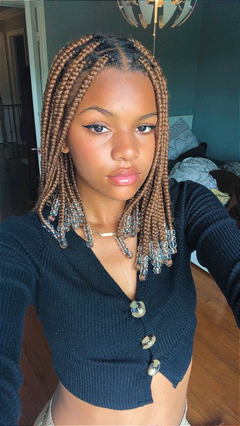 Brown Braids With Clear Beads, Hairstyles For Black Women Short Braids, Honey Blonde Knotless Braids With Beads, Black Braided Hairstyles Short, Short Hair Styles With Beads, Knotless Natural Braids, Box Braids Beads Hairstyles, Ginger Short Braids With Beads, Short Knotless Braid Styles