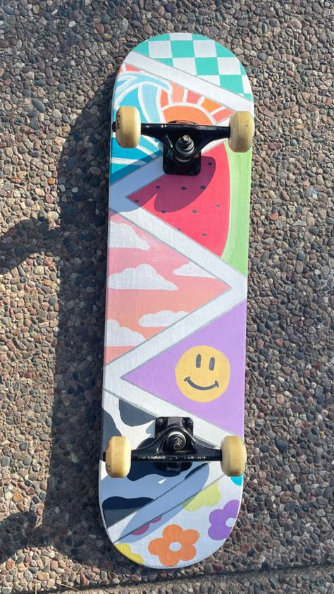 Long Board Painting Ideas Aesthetic, Cool Skateboards Designs Aesthetic, Penny Board Painting, Painting Ideas On Skateboard, Beach Skateboard Design, Skateboard Decks Aesthetic, Skateboard Designs Ideas, Skateboard Diy Paint, Simple Skateboard Design