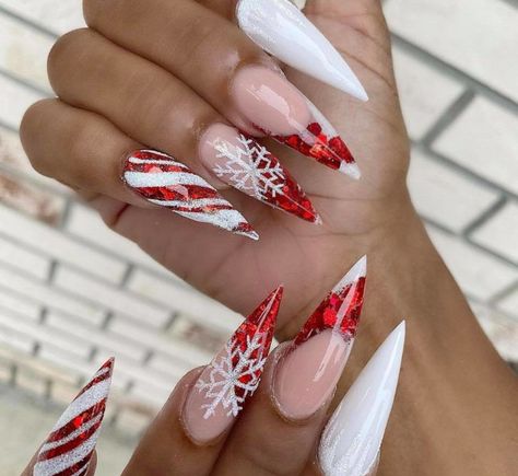 The Prettiest New Year Nails to Add Festive Vibes to Your Look Christmas Ball Nails, Christmas Stiletto Nails Winter, Christmas Nails Stilleto Shape, Urban Nails, New Year Nails, Designer Nails, Sns Nails, Stylish Nails Designs, Cute Christmas Nails