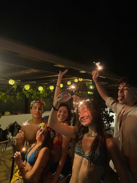 Aesthetic hakuna matata pool party #aesthetic #party #poolparty #friends Teenage Pool Party, Birthday Pool Party Ideas, Friends Pool Party, Night Pool Party, Pool Party Ideas, Birthday Pool Party, Teenage Parties, Swim Party, Party Photoshoot