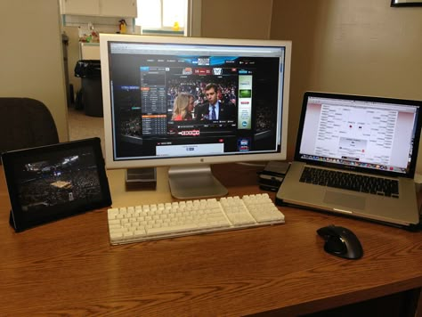 Shah Brionez' desk Computer Home Office, Ios Setup, 2000s Core, Computer Aesthetic, Apple Mac Computer, Darkest Academia, Vasos Vintage, Computer Station, Computer Setups