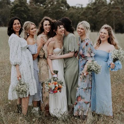 Real Talk: your bridesmaids probably don’t want to wear matching dresses. Whether it be differing tastes & styles, skin tones, age, height, body shape or even discrepancies in each bridesmaid’s budget, your girls are just probably not on the same page fashion-wise. We're sharing tips for mix & match bridal parties so your bridesmaids can be themselves. Gothic Gowns, Mix Match Bridesmaids, Dress Code Wedding, Australia Wedding, Bridal Musings, Bridal Party Photos, Different Dresses, Popular Wedding, Dress Code