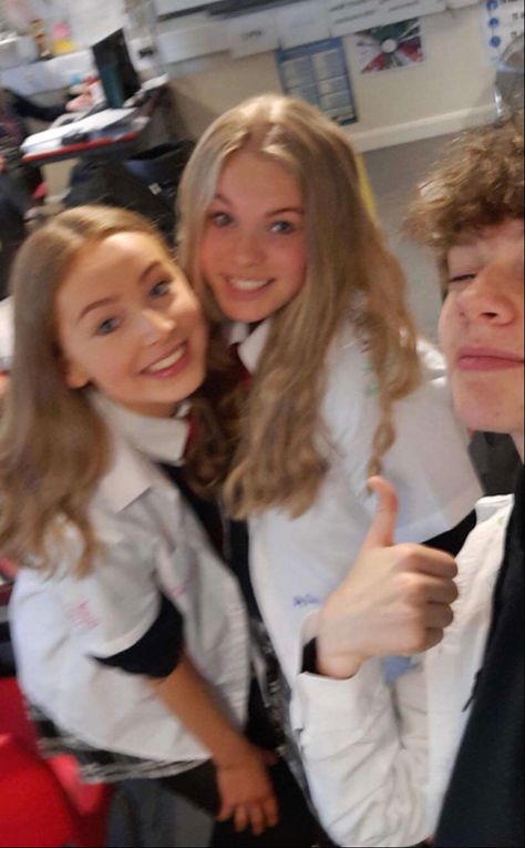 british school aesthetic Popular People At School, Blonde Popular Girl Aesthetic, High School Popular Aesthetic, Popular School Aesthetic, Popular High School Aesthetic, School Friendship Aesthetic, Extrovert Character, School Popularity Aesthetic, School Aesthetic Uk