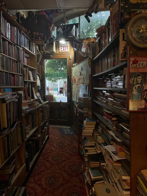 bookstore in the oregon district in dayton, OH Salem Oregon Aesthetic, Heritage Maximalism, Oregon Apartment, Cozy Bookstore, Old Bookstore, Oregon Aesthetic, Pnw Aesthetic, Chaotic Academia, Salem Oregon