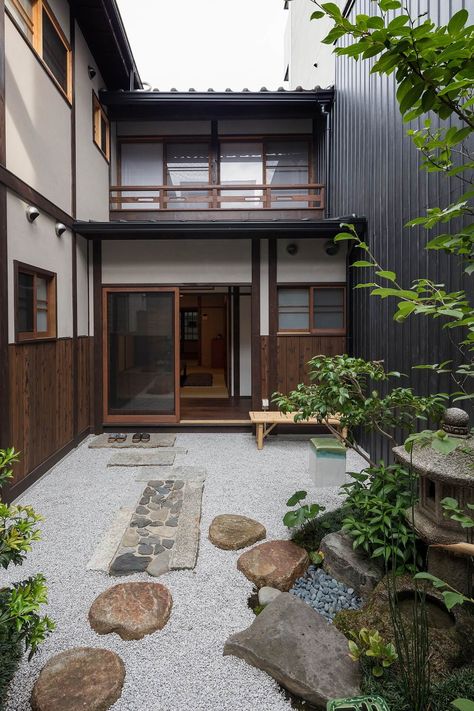 Kyoto Holiday House 'Garaku-an' | MACHIYA RESIDENCE INN Kyoto Japanese Wood House Architecture, Japanese Houses Interior, Japanese Zen House Design, Japanese Modern Exterior, Japanese Skandinavia House, Japanese House Inspiration, Kyoto House Japanese Style, Japanses Houses Modern, Japanese Home Ideas