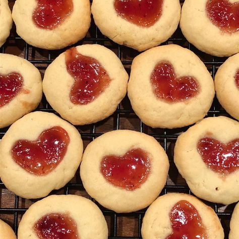 cookies heart cookies hearts aesthetic love valentine’s day gay queer sugar cookies baking cute baked Aesthetic Valentines Cookies, Cute Valentines Pastries, Strawberry Heart Cookies, Heart Jelly Cookies, Jelly Heart Cookies, Heart Cookies Aesthetic, Pinterest Heart Cookies, Heart Jam Cookies, Heart Shape Cookies