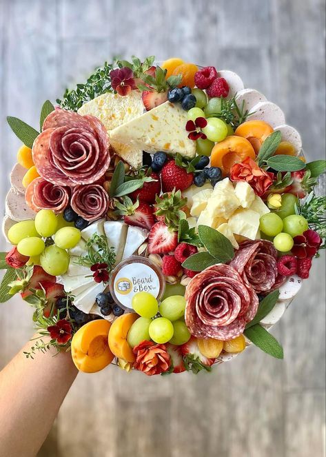 Wedding Reception Appetizers, Round Charcuterie Board, Charcuterie Appetizers, Amazing Food Platters, Easter Party Food, Charcuterie Gifts, Charcuterie Inspiration, Charcuterie Platter, Charcuterie Cheese