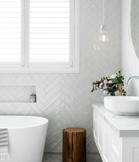 Hampton Style Bathrooms, Hamptons Style Bathroom, Design Interior Baie, Tiling Ideas, Mold In Bathroom, White Bathroom Tiles, Bad Inspiration, Decor Baie, Bathroom Tile Designs