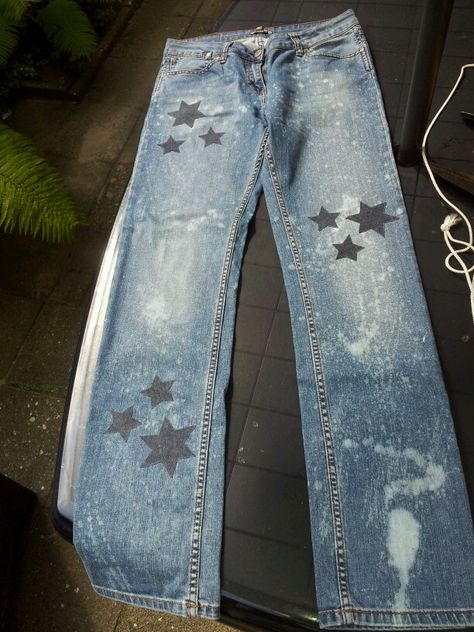 Pimp up your Jeans. Make bleach stains and decorate your Jeans with stars. Very easy to use. Glue for textile. Jeans With Stars On Them, Jeans Dye Ideas, Bleach Star Jeans, Bleach Star Pants, Bleached Star Jeans, Bleach Stained Jeans, Y2k Pants Diy, Star Painted Jeans, Decorate Jeans Diy