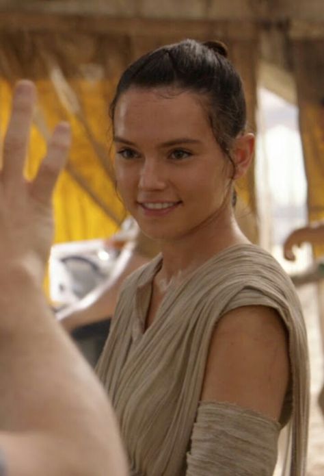 behind the scenes of Star Wars the Force Awakens - Daisy Ridley as Rey Daisy Ridley Star Wars, John Bennett, Travel Mood, Mood Design, Rey Star Wars, Daisy Ridley, Ootd Photography, Star Wars Women, Lifestyle Women