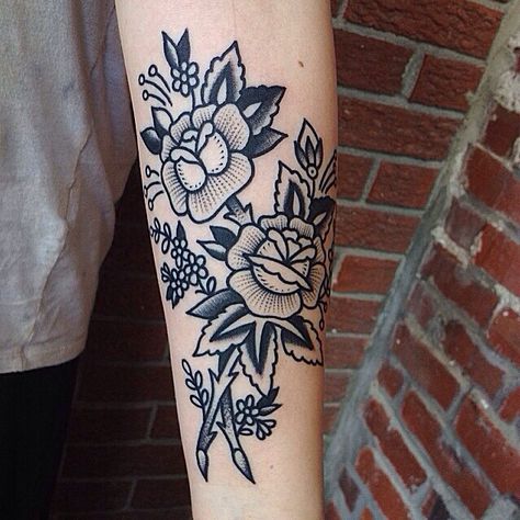 Black & white floral tattoo Tattoo Avant Bras, Lines Tattoo, Traditional Tattoo Flowers, Traditional Flower, Tattoo Forearm, Black And White Flower, American Traditional Tattoo, Trendy Tattoos, Watercolor Flower