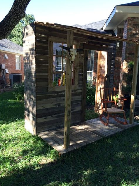 Page Decorating Ideas, Pallet Shack, Witch Shack, Voodoo Swamp, Voodoo Party, Swamp Theme, Halloween Pirates, Voodoo Halloween, Witch Hut