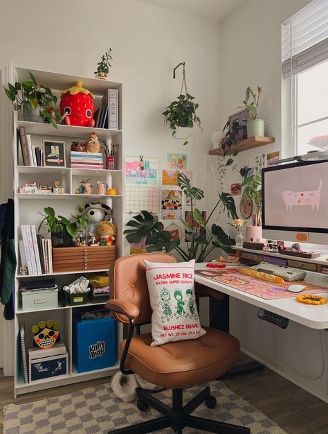 Computer Studio Room, Indie Office Decor, Midcentury Modern Desk Setup, Eclectic Cubicle Decor, Desk Setup Aesthetic Study, Cozy Study Space Aesthetic, Cat Room Office, Home Office Apartment Small Spaces, Cute Desk Setups