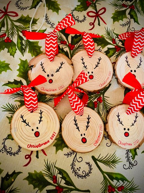 Easy Wood Slice Ornaments For Kids, Wood Cookie Ornaments For Kids, Wood Slice Art Christmas Easy, Wooden Slices Ideas Christmas, Wood Disk Crafts, Wood Slice Crafts Christmas, Tree Ornament Ideas, Easy Diy Christmas Tree, Deco Noel Nature