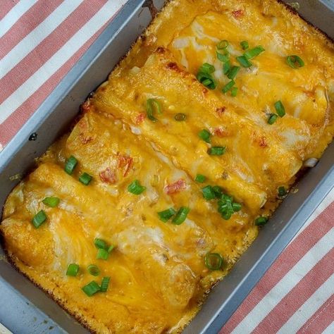 These copycat cheese and onion enchiladas taste just like the ones you get at a Tex-Mex restaurant. They’re easy to make and always a hit. Carlos O Kellys Recipes, Cheese Onion Enchiladas, Cheese And Onion Enchiladas, Chicke Recipes, Queso Recipe, Cheese Enchiladas, Easy Cheese, Enchilada Recipes, Favorite Appetizers