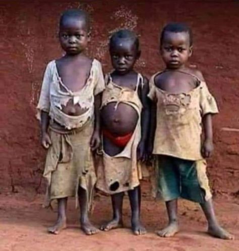 Poverty Photography, Poverty In Africa, Poverty In India, World Poverty, Africa Tattoos, Kids Around The World, African Children, Emotional Photography, Africa Art