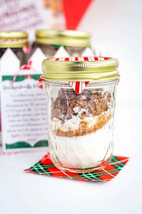 Mason Jar Cake Mix Recipe, Cake Mix In A Jar Recipe, Cake Mix In A Jar, Mixes In A Jar, Mason Jar Food, Jar Food Gifts, Mug Dessert Recipes, Christmas Jar Gifts, Microwave Mug Recipes