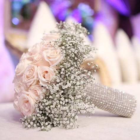 Elegant Wedding Bouquets, Simple Wedding Bouquets, Pink Roses Wedding, Flower Garland Wedding, Bridal Brooch Bouquet, Wedding Bouquets Bride, Bridal Bouquet Flowers, Wedding Design Decoration, White Bridal Bouquet