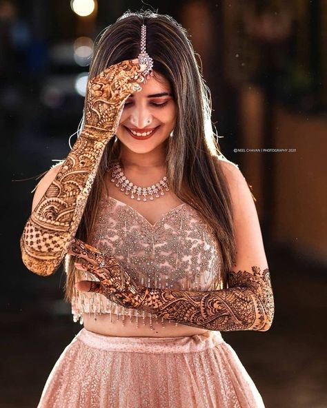 Dulhan Mehndi Engagement Bride Photos, Mehndi Poses For Bride With Friends, Sangeet Poses For Bride, Mehendi Poses For Bride, Mehandi Poses, Mehandi Photo, Mehendi Photography Bridal, Mehendi Poses, Mehndi Poses