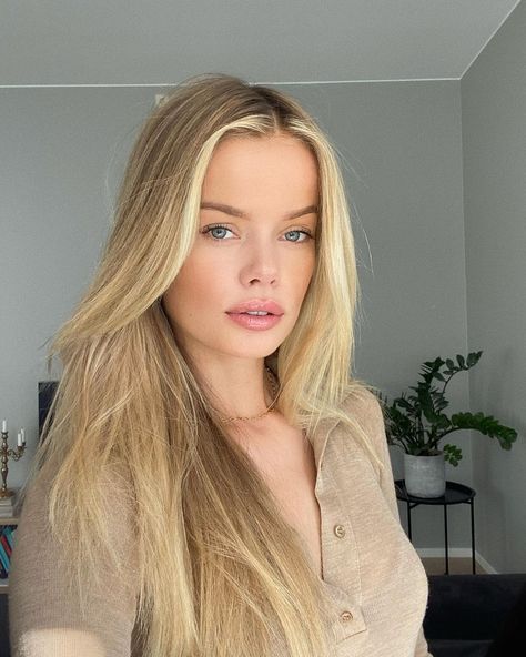 Frida Aasen on Instagram: “Where did my summer tan go?🙈😅” Tan Skin Blue Eyes, Norwegian Blonde, Blonde Hair Tan Skin, 00s Hair, Hair Tan Skin, Norwegian Fashion, Embrace Messy Hair, Tan Skin Blonde Hair, Frida Aasen