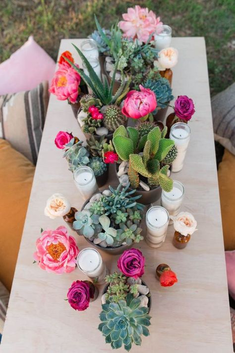 Bohemian Centerpieces, Succulent Wedding Decor, Succulent Wedding Centerpieces, Succulent Display, Succulent Centerpieces, Boda Mexicana, Diy Event, Couple Romance, Engaged Couple