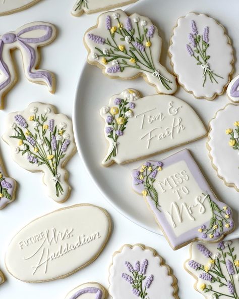 Wildflower themed Bridal Shower cookies 💐🤍👰🏻‍♀️ #bridalshowercookieset #bridalshower #weddinginspiration #wedding #desserttabledecor #sugarcookies #sugarcookiesdecorated #sugarcookiesofinstagram #wildflowerbridalshower Wildflower Bridal Shower Cookies, Love Is In Bloom Cookies, Floral Bridal Shower Cookies, Wildflower Cookies, Wildflower Favors, Boho Wedding Favours, Special Cookies, Bridal Cookies, Seed Packets Favors