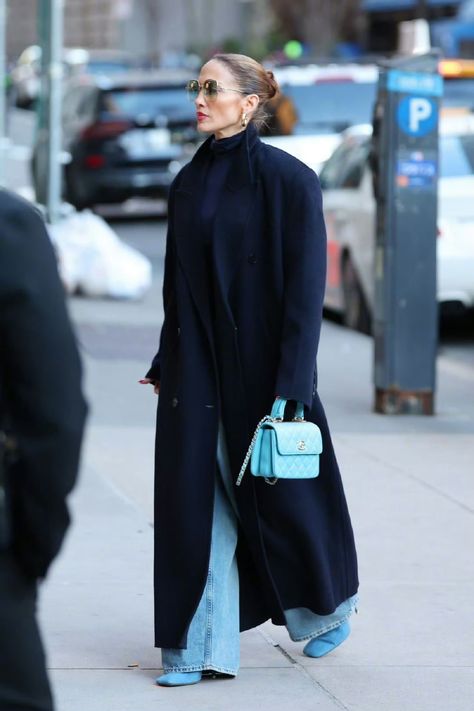 Celebrities Winter Outfits, Jlo Fashion Outfits, Jlo Style Outfits, Jlo Street Style, Jennifer Lopez Street Style, Jlo Fashion, Jennifer Lopez Outfits, Parisian Style Outfit, Jlo Style