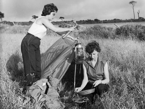 Vintage camping photos - Business Insider Vintage Camping Photos, Vintage Photos Of People, Camping Photos, Luxury Campers, Camping Photo, Camping Needs, Camping Holiday, Photos Of People, Women Camping