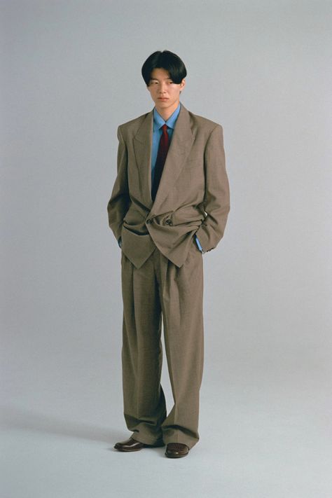 Soshiotsuki Tokyo Spring 2025 Collection | Vogue Men Suit Outfit, Men Formal Outfit, Style Année 80, Tokyo Spring, Men's Wedding Outfit, 80s Men, Tie Men, Mens Formal Wear, Men Photography