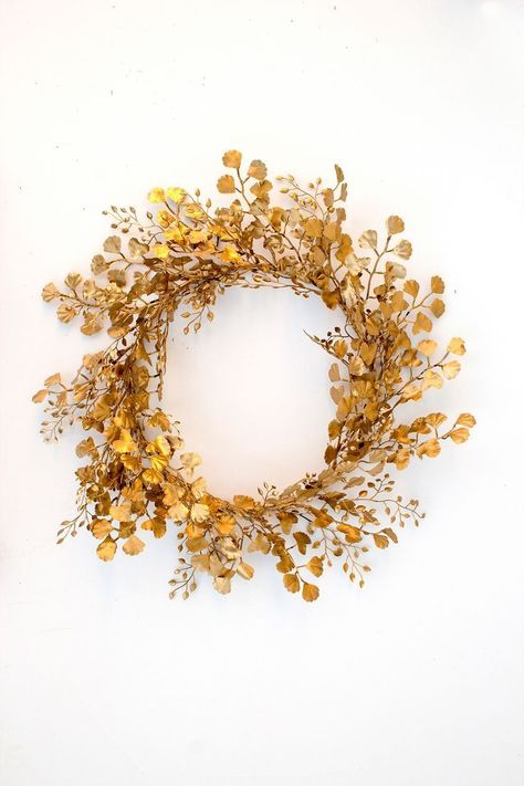 Make this DIY Golden Wreath & Garland. It's perfect for any holiday OR year 'round decor. You'll find it goes with any decor style and is super easy to make! #easy #diy #wreath #garland #gold #holiday #homedecor Style Curator, Diy Garlands, Golden Wreath, Cloth Diy, Wreath Garland, Diy Gold, Gold Wreath, Christmas Decorations Wreaths, Corner Store