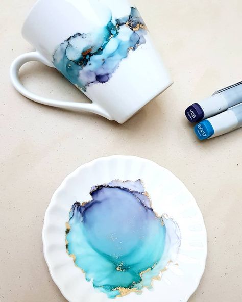 Small Diy Gifts, Alcohol Ink Glass, Ceramic Trinket Dish, Alcohol Ink Crafts, Ink Crafts, Resin Art Painting, Fallen In Love, Pouring Painting, Alcohol Ink Painting