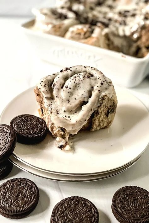 Oreo Rolls, Dessert Buns, Oreo Roll, Oreo Cinnamon Rolls, Easy Sticky Bun Recipe, Easy Sticky Buns, Sweet Roll Recipe, Dessert Places, Sweet Buns