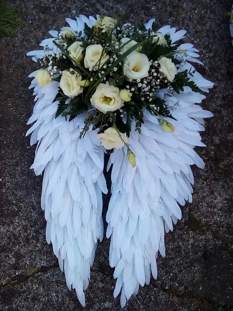 Angel wings, .handmade for a funeral Casket Flowers, Diy Angel Wings, Gravesite Decorations, Diy Angels, Christmas Wreaths Diy Easy, Grave Flowers, Cemetery Decorations, Diy Christmas Wreaths, Grave Decorations