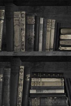 Book wallpaper, Vintage books and Retro vintage on Pinterest Dark Bookcase, Bookcase Wallpaper, Dark Bookshelves, Ragnor Fell, Grey Academia, Renters Wallpaper, 3 Wallpaper, Dark Acadamia, Vintage Bookshelf