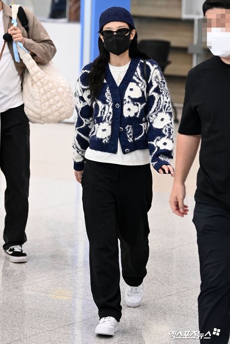 Jennie Airport Style, Blackpink Official, Airport Fashion Kpop, Airport Fits, 일본 패션, Fashion Idol, Icn Airport, Korean Casual, Airport Style