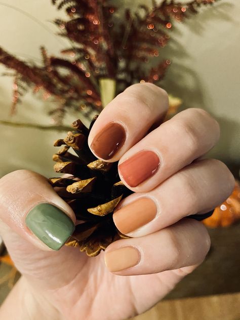 Skittle Fall Nails, Autumn Skittle Nails, Autumn Multicolor Nails, Multi Color Green Nails, Fall Skittle Manicure, September Gel Nails Designs, Autumn Nails Multi Color, Fall Nails Orange And Green, Warm Autumn Color Palette Nails