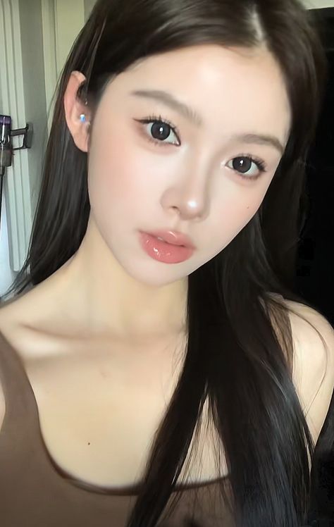 Korean Makeup Trends, Pure Makeup, Asian Makeup Looks, Light Makeup Looks, Korean Makeup Look, Soft Makeup Looks, Hair Inspiration Long, Doll Eye Makeup, Face Art Makeup