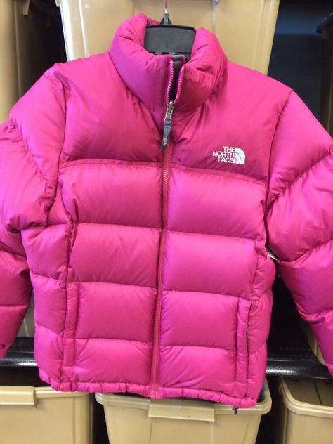 Ski Fit, Pink North Face Jacket, She Looks So Perfect, Pink North Face, Clean Fashion, Fashionista Clothes, Edgy Outfits, North Face Jacket, Fitness Inspo