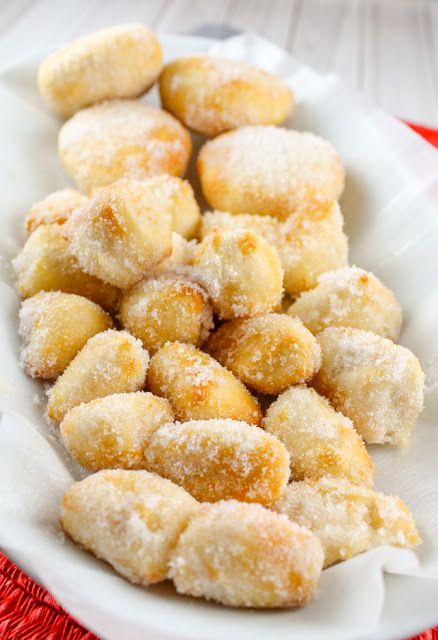 I love those sugar donuts at the Chinese Buffet - and not only did I make them at home - I made them in my air fryer! They're light, fluffy and done in minutes! It's a great (cheap) fun dessert! #copycat #chinesebuffet #sugardonuts #airfryer Grand Biscuit Recipes, Chinese Donuts, Biscuit Dough Recipes, Crab Casserole, Air Fryer Donuts, Pillsbury Biscuits, Chinese Buffet, Fun Dessert, Air Fried Food