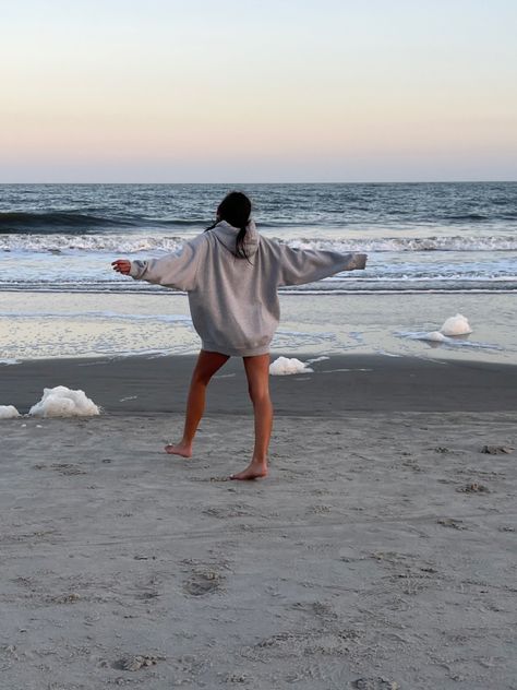 Hoodie On Beach, Sweater At The Beach, Beach Hoodie Pictures, Autumn At The Beach, Beach Fits Aesthetic, Cold Beach Day, Cold Beach Outfit, Coastal Blues, Senior Things