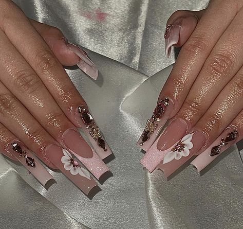 White Flower Nails, Rose Gold Nails Glitter, Quince Nails, Rose Gold Nails Design, Quinceanera Nails, Classy Looks, Gold Acrylic Nails, Aqua Nails, Wednesdays We Wear Pink