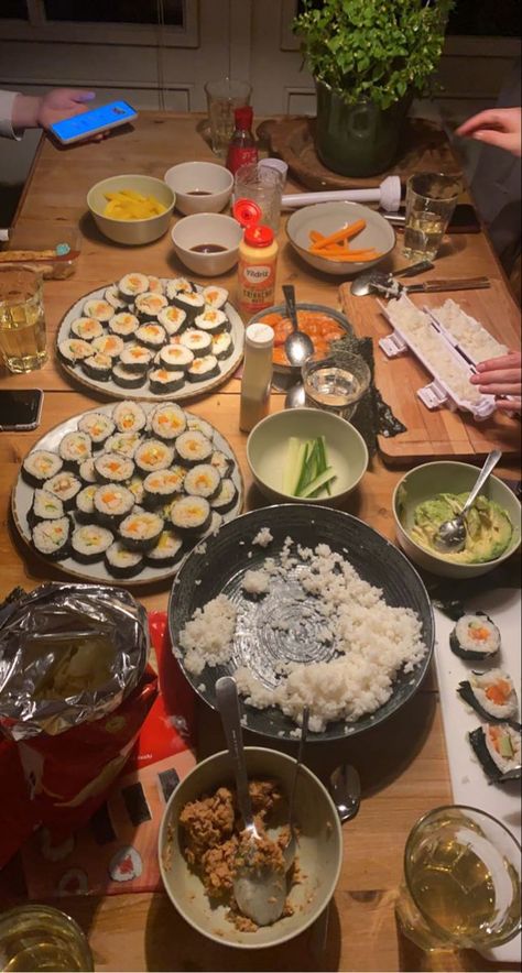 Homemade Sushi Night Aesthetic, Making Sushi At Home Aesthetic, Sushi Making Date Night, Making Food With Friends Aesthetic, Making Dinner With Friends Aesthetic, Homemade Sushi Night, Making Sushi Aesthetic, Hosting Friends Aesthetic, Sushi Making Aesthetic