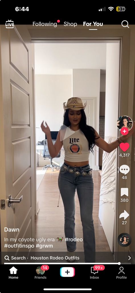 Jaripeo Outfits Aesthetic, Rodeo Outfits Flare Jeans, Country Concert Outfit Black Women, Houston Hottie Outfit, Baddie Country Outfit, Rodeo Outfit Inspiration, Cowboy Outfit Black Woman, Baddie Western Outfits, Country Baddie Outfits