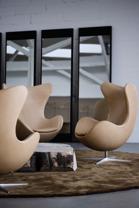 Egg chairs in leather Egg Chair Arne Jacobsen, Arne Jacobsen Chair, Arne Jacobsen Egg Chair, Poltrona Design, Natural Wood Coffee Table, Interior Design Minimalist, Iconic Chairs, Rustic Chair, Swivel Chair Living Room