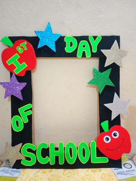 1st Day Of School Selfie Frame, First Day School Photo Frame, Welcome Photo Frame, First Day Welcome Activity, Welcome Back To School Art And Craft, First Day School Frame Ideas, First Day In School Decoration, First Day Of School Selfie Frame, School Opening Decoration Ideas