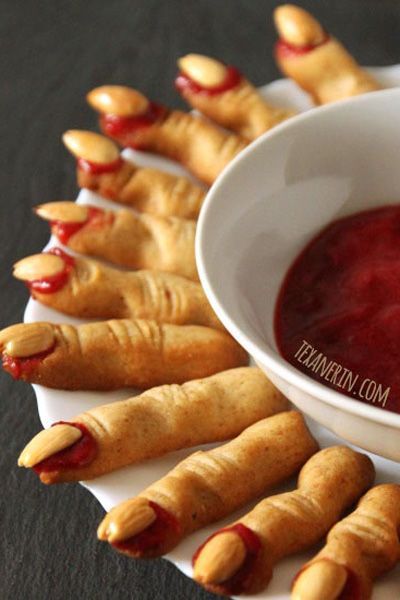 Appetizers Halloween, Fun Halloween Appetizers, Witch Fingers, Plat Halloween, Scary Halloween Food, Diy Halloween Food, Pasteles Halloween, Halloween Finger Foods, Creepy Halloween Food