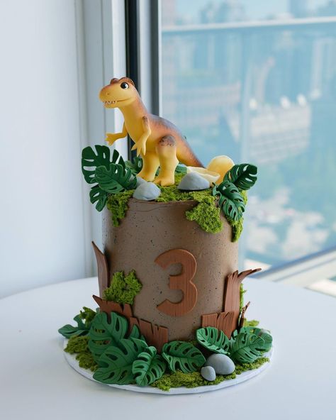 Husband Birthday Cake Ideas, 2 Tier Dinosaur Cake, Dinosaur Cake Sheet, Dinosaur Cake Two Tier, Dainosor Birthday Cake, Dinosaur Tiered Cake, Dianousor Cake Design, T Rex Cake, Birthday Cake For Husband