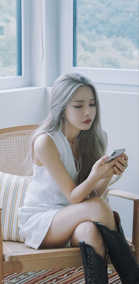 Two Rabbits, Solar Flower, Solar Mamamoo, Desktop Wallpapers, Color Hair, Korean Actress, Wallpaper Aesthetic, Mini Album, Asian Fashion